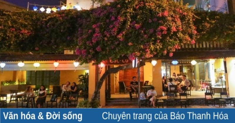 Một quán cà phê 24h sáng đèn, nhộn nhịp khách ra vào trong đêm khuya tĩnh mịch.